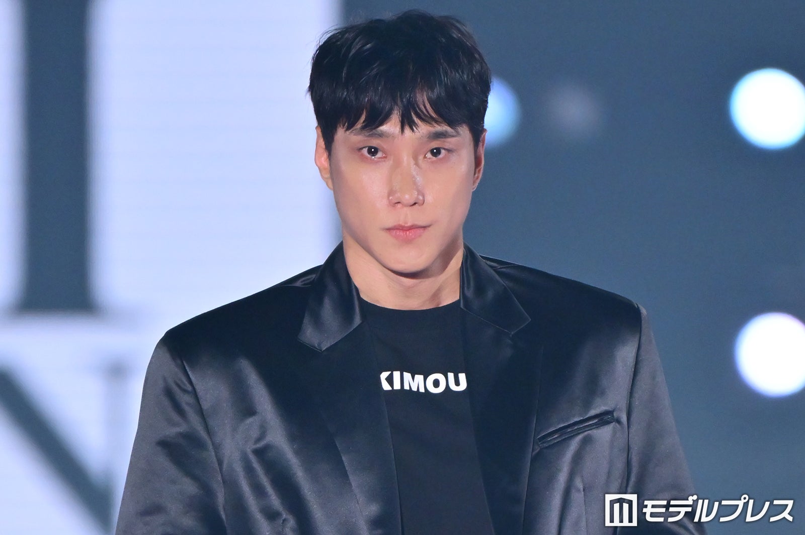 「脱出おひとり島」出演の“イケメン警察官”パク・ミンギュ、個性的なモノトーンコーデ着こなし【関コレ2026A/W】