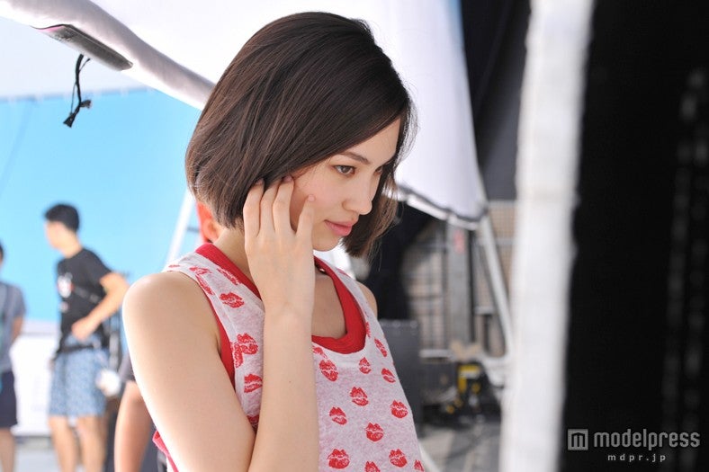 水原希子／ICEカップヌードル新CM「氷入れすぎた」篇メイキングカットより