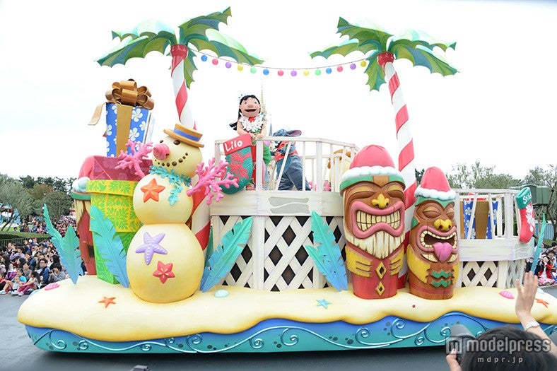 「ディズニー・クリスマス・ストーリーズ」スティッチたちの乗る常夏のフロート