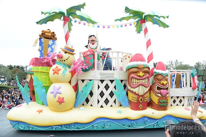 「ディズニー・クリスマス・ストーリーズ」スティッチたちの乗る常夏のフロート