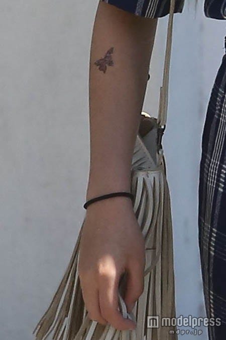 バタフライ柄のタトゥー。x17online.com/Zeta Image