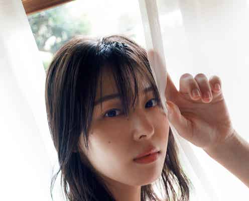 元乃木坂46相楽伊織、赤ランジェリーで美ボディ開放「週刊FLASH」表紙登場