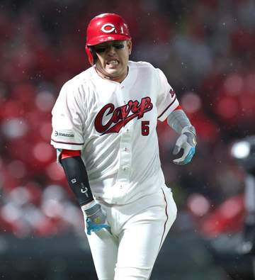 広島・小園が五回の守備から交代 三回に手の甲に死球 治療後プレー続行も前半戦でベンチに退く