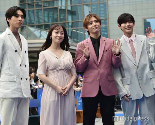 橋本環奈&Hey! Say! JUMP山田涼介、なにわ男子・長尾謙杜の人気に圧倒される ブルーカーペットに登場<王様に捧ぐ薬指>
