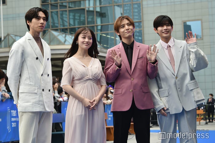 ブルーカーペットに登場した坂東龍汰、橋本環奈、山田涼介、長尾謙杜(C)モデルプレス