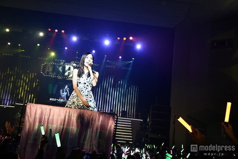 ソロ曲「タイムマシンなんていらない」を熱唱する松井珠理奈／（C）AKS