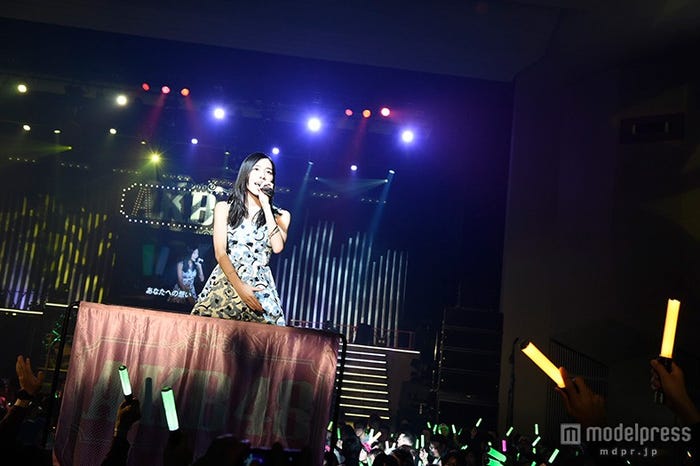 ソロ曲「タイムマシンなんていらない」を熱唱する松井珠理奈/(C)AKS