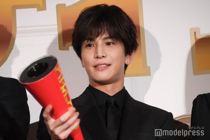 クラッカーを構える岩田剛典 (C)モデルプレス