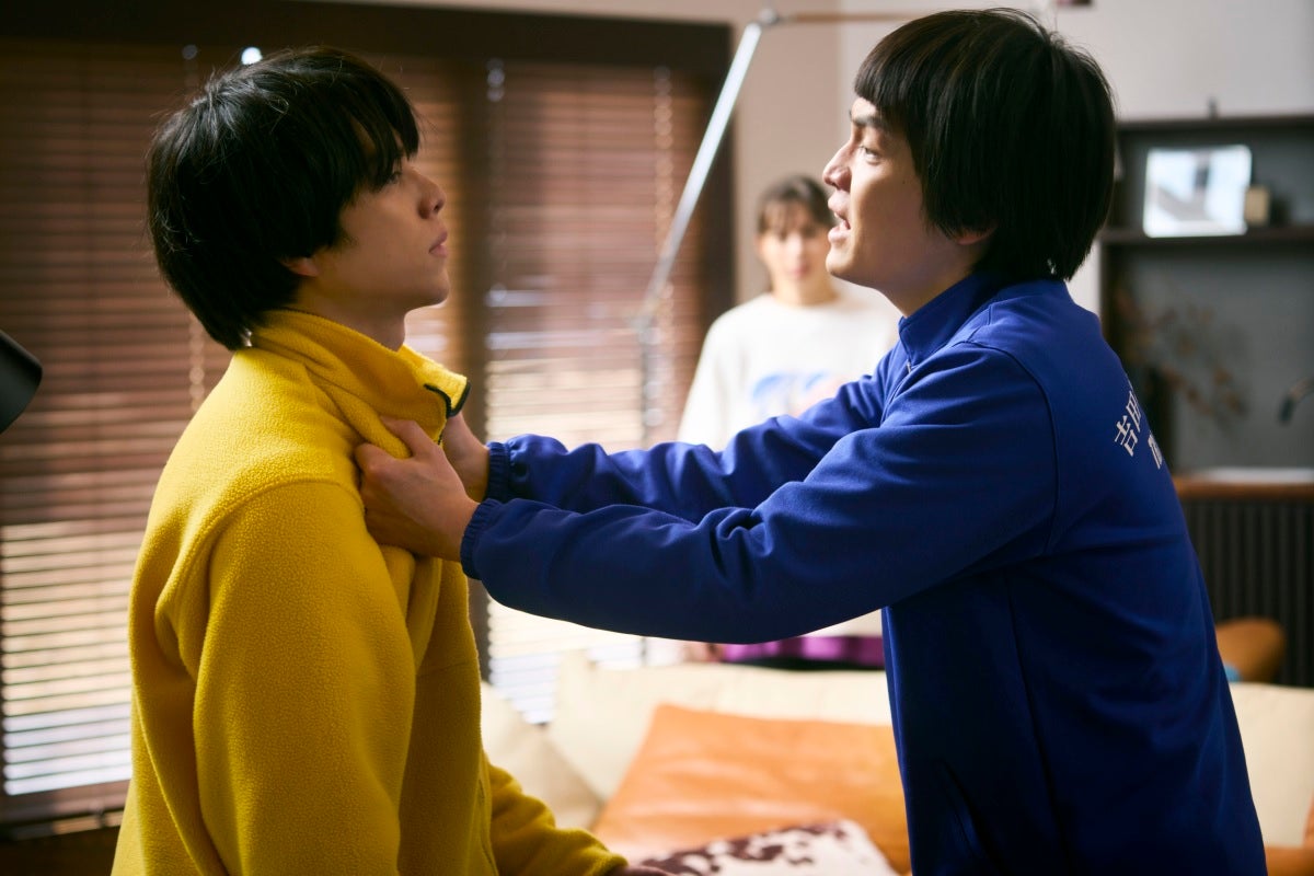 重岡大毅、岡山天音（C）2024映画『ある閉ざされた雪の山荘で』製作委員会（C）東野圭吾／講談社