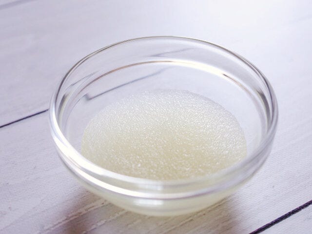 耐熱容器に水大さじ2（分量外）を入れ、上から粉ゼラチンを振り入れて1分ほど待ったら、電子レンジ600Wで30秒加熱する。