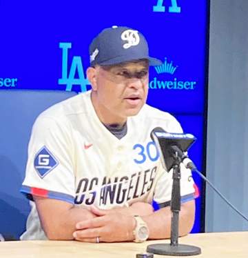 ロバーツ監督 苦悩のタッカーが放った逆転決勝打「うれしかった」苦手の本拠地で「苦しんできたのは事実」乗り越えたきっかけ「今の彼は野球をしている」