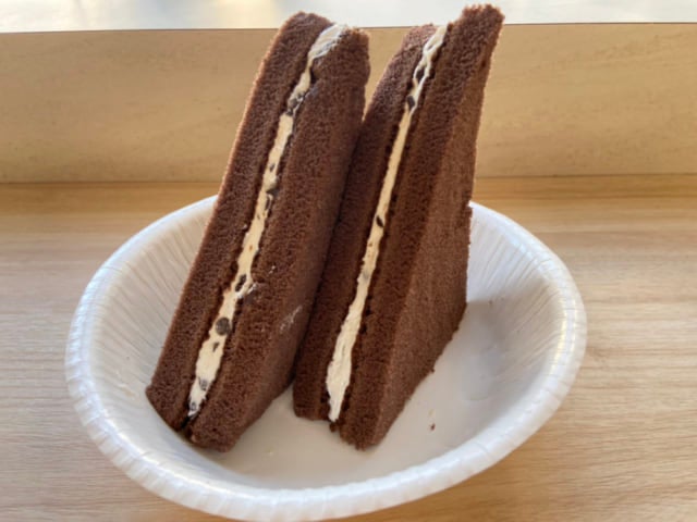 パッケージから出した三角サンドチョコ