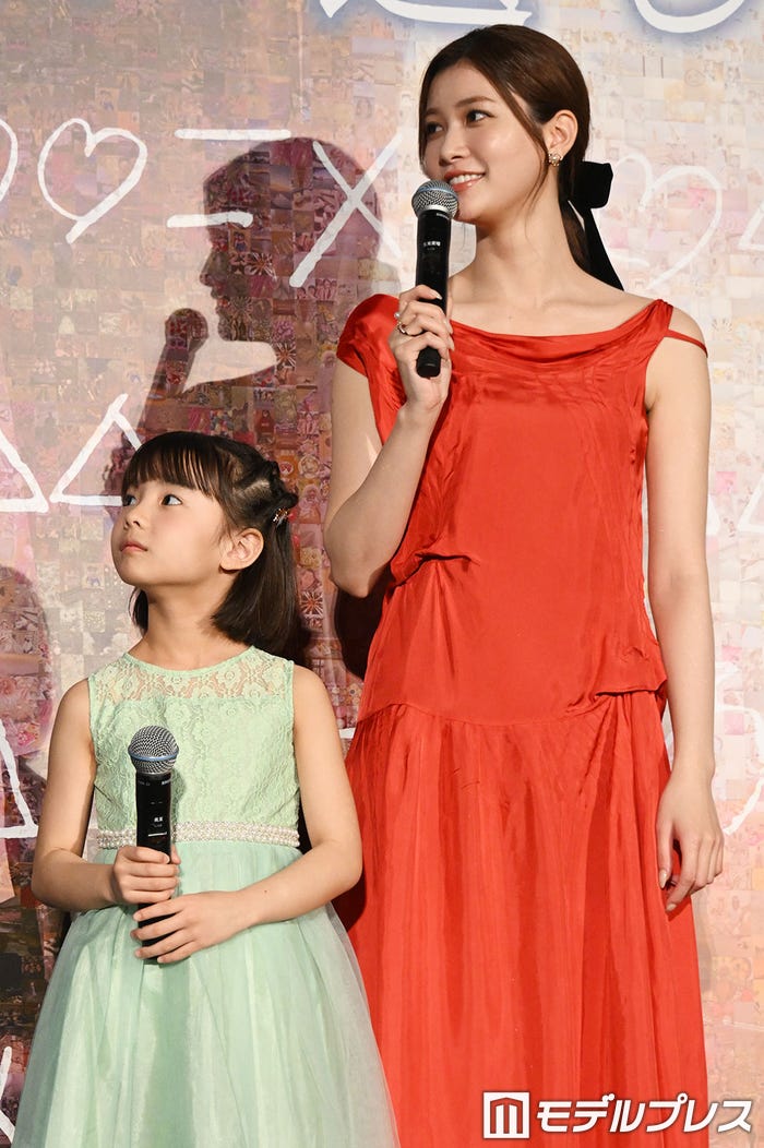 親子役をえんじた英茉ちゃん、生見愛瑠(C)モデルプレス