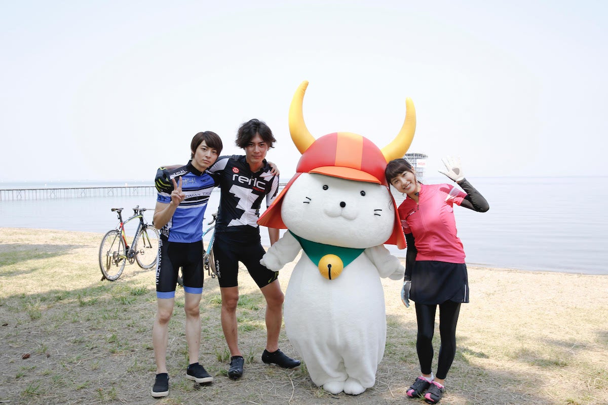 高杉真宙、間宮祥太朗、ひこにゃん、土屋太鳳（C）2017「トリガール！」製作委員会