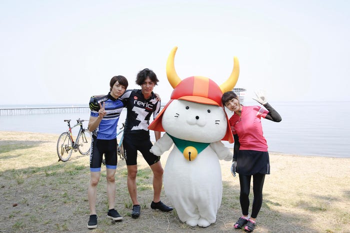 高杉真宙、間宮祥太朗、ひこにゃん、土屋太鳳(C)2017「トリガール!」製作委員会