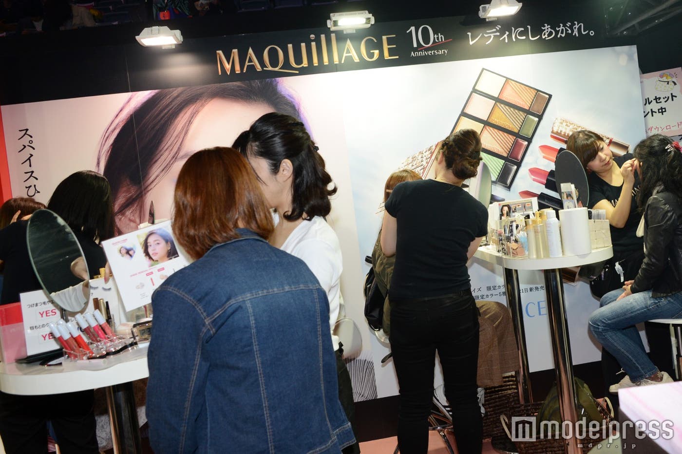 「マキアージュ」メイクをしている様子(C)モデルプレス