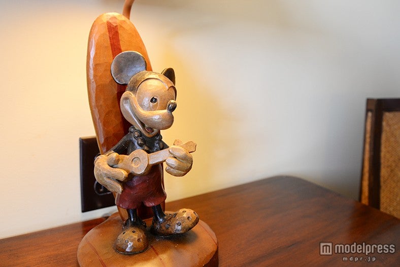 ウクレレを弾くミッキーのテーブルランプ