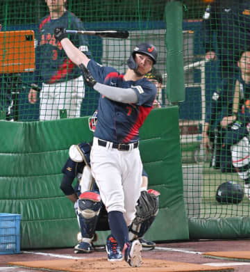 侍ジャパン・佐藤輝 看板直撃弾！大谷フィーバーに負けじと22振6発 テラス席新設のバンテリンにニヤリ「狭いっすね」