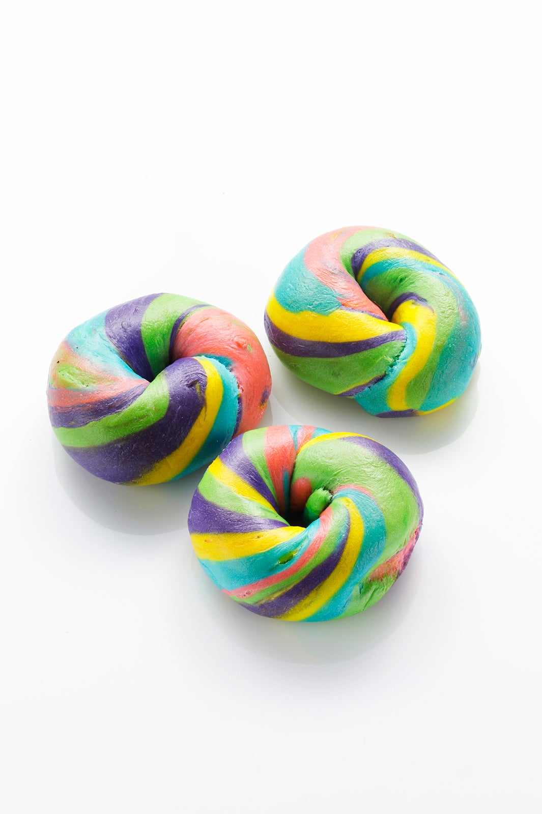 ニューニューヨーククラブ／レインボーカラーベーグル（1個）432円／画像提供：そごう・西武