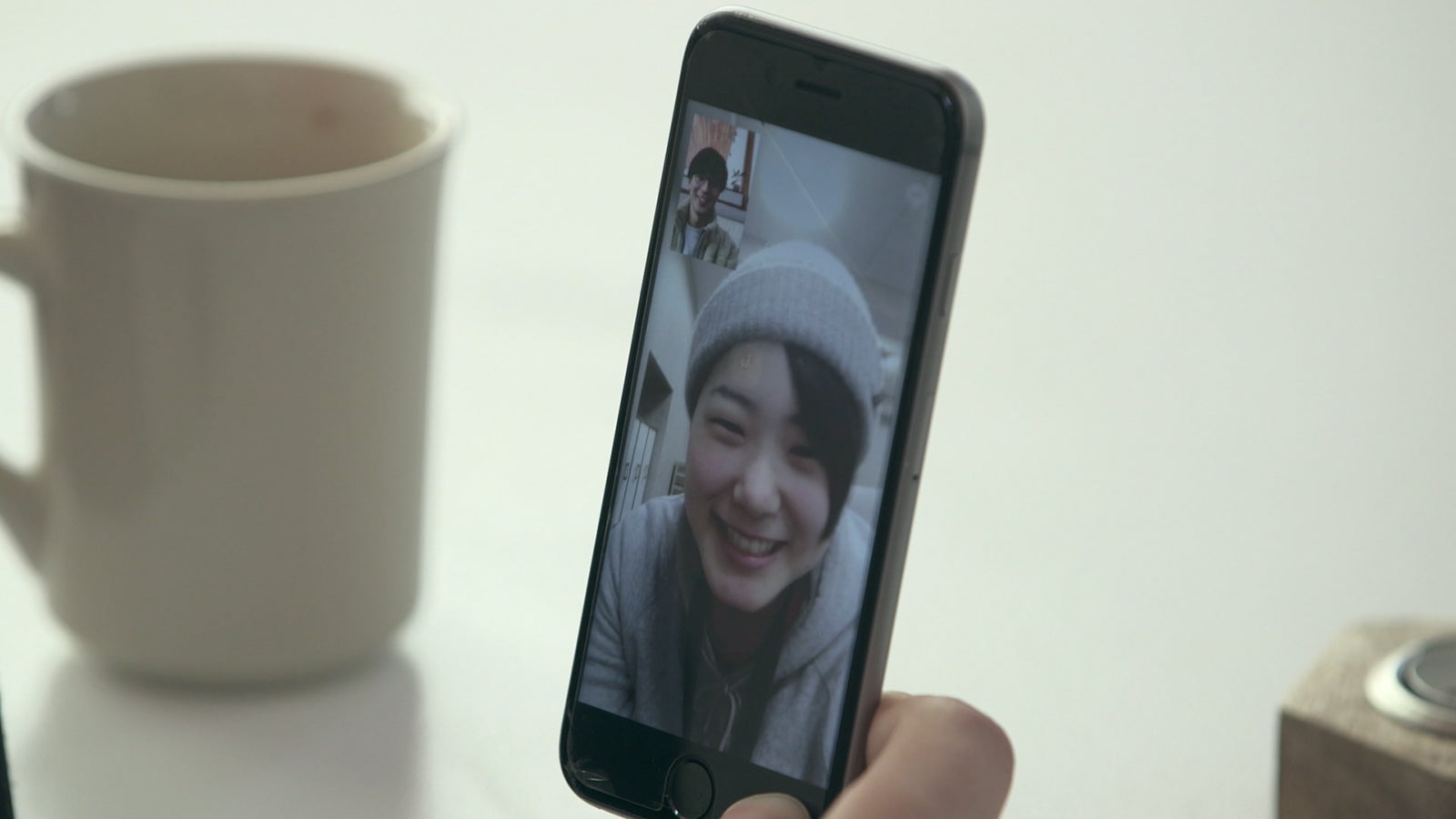 つば冴と至恩のテレビ電話「TERRACE HOUSE OPENING NEW DOORS」20th WEEK（C）フジテレビ／イースト・エンタテインメント