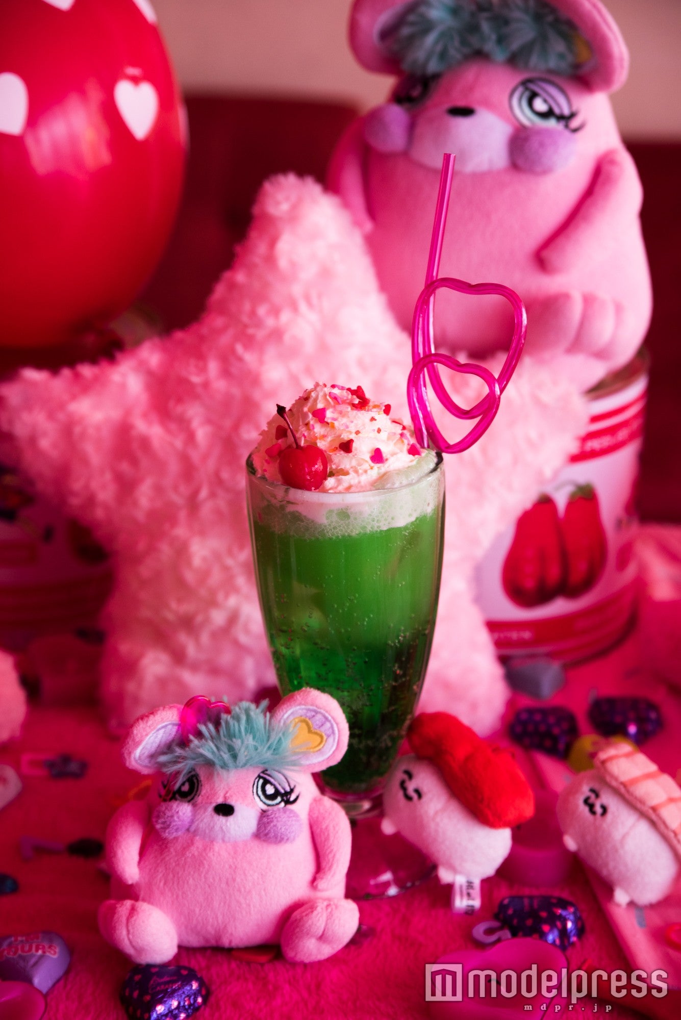 ぽこみプロデュース スペシャルドリンク「めろめろめろんとあいすくりぃむのクリティカルらばぁソーダ　なのら～」1200円（税込）／画像提供：LD＆K