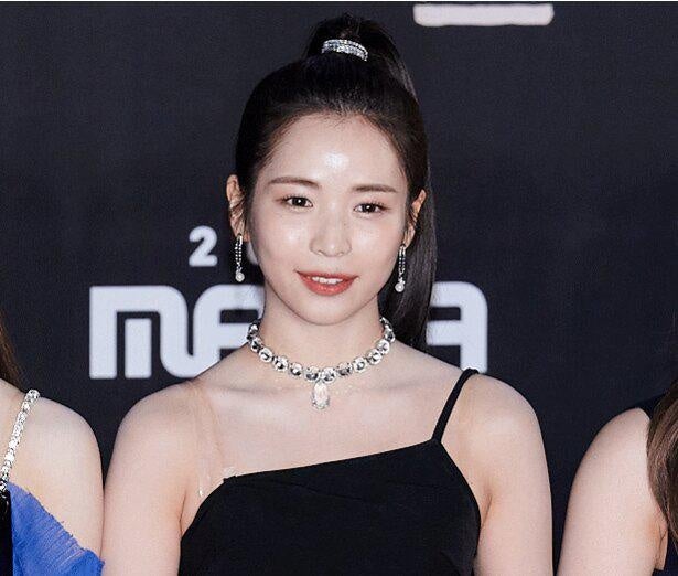 女優さんみたい”…NiziU・マヤ、肩出し＆濡れ艶メイクに「大人の色気満載」「上品さと美しさが溢れてる」の声 - モデルプレス