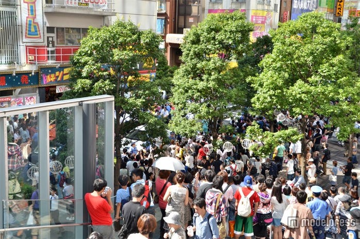 メンバーをひと目見ようと劇場の裏口にファンが殺到