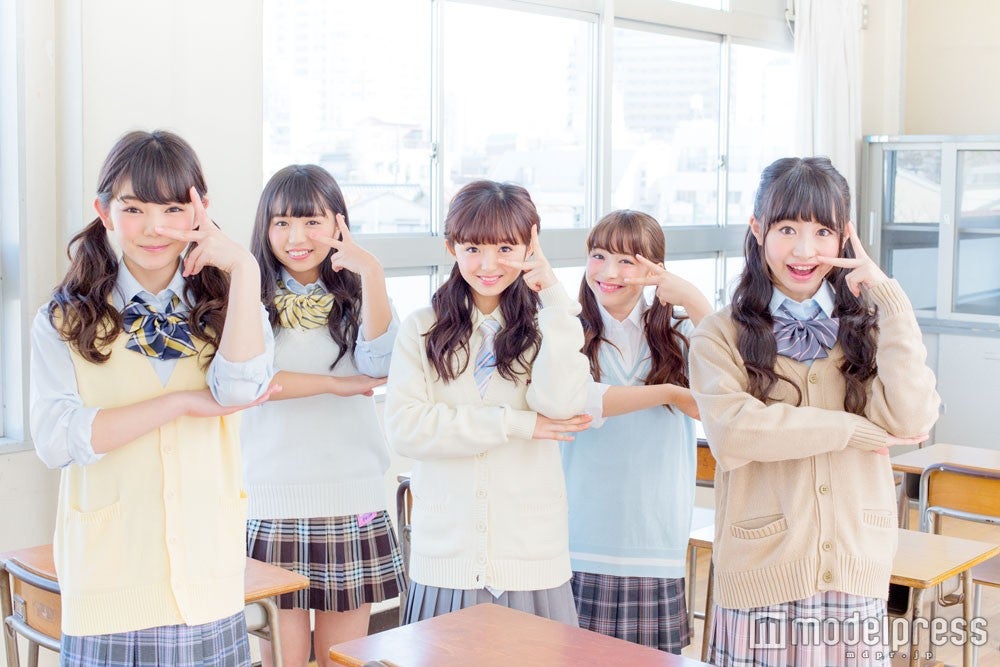 平塚日菜、大原優乃、関りおん、バーンズ・エマ、其原有沙／「LOVE berry vol.2」より（画像提供：徳間書店）