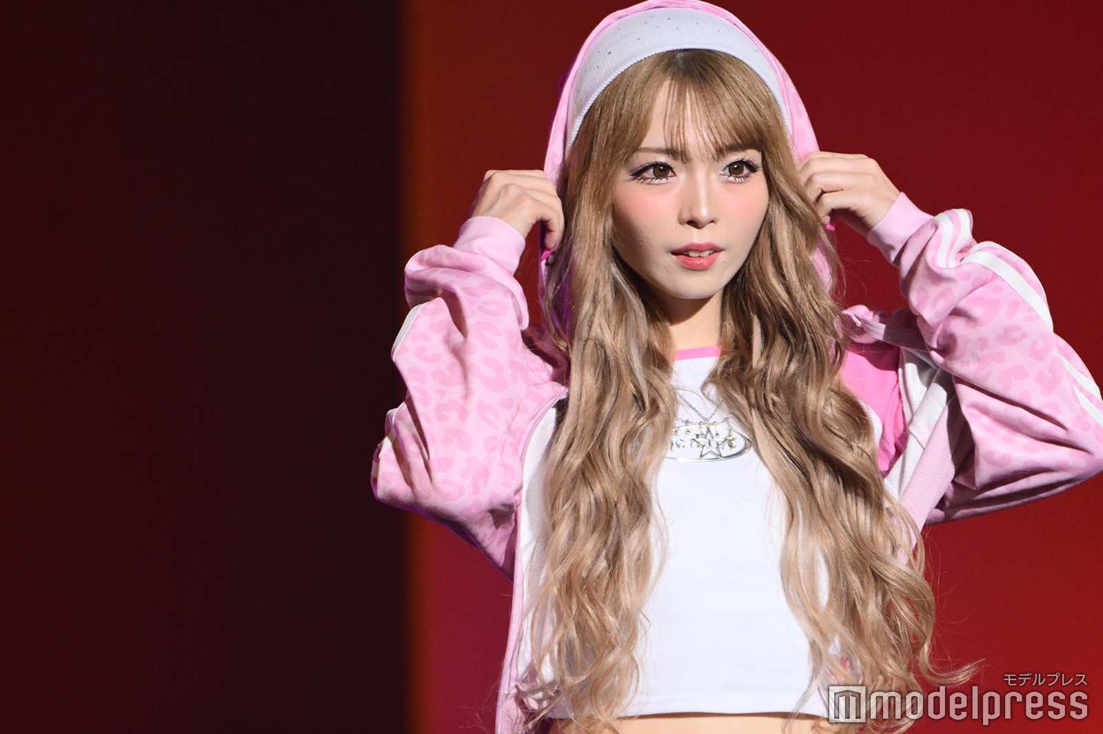 ゆいちゃみ、ピンクヒョウ柄でへそ出し平成ギャルコーデ【TGC teen 2025 Summer】