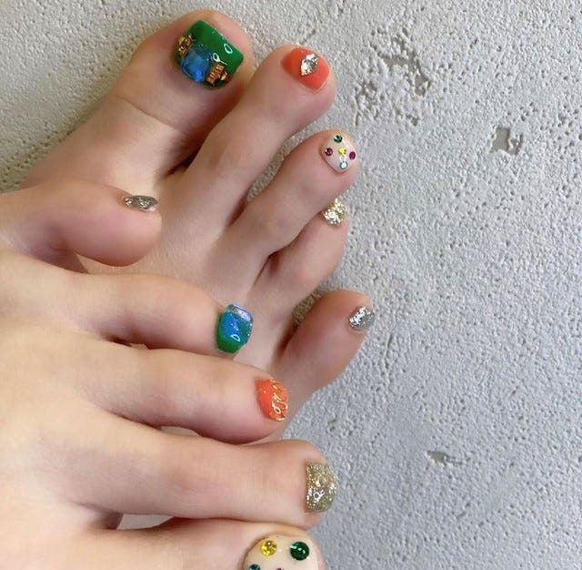 今年の人気カラーは？今すぐ真似したい「夏のフットネイル」