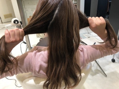髪を写真のように3つの束に分けます。