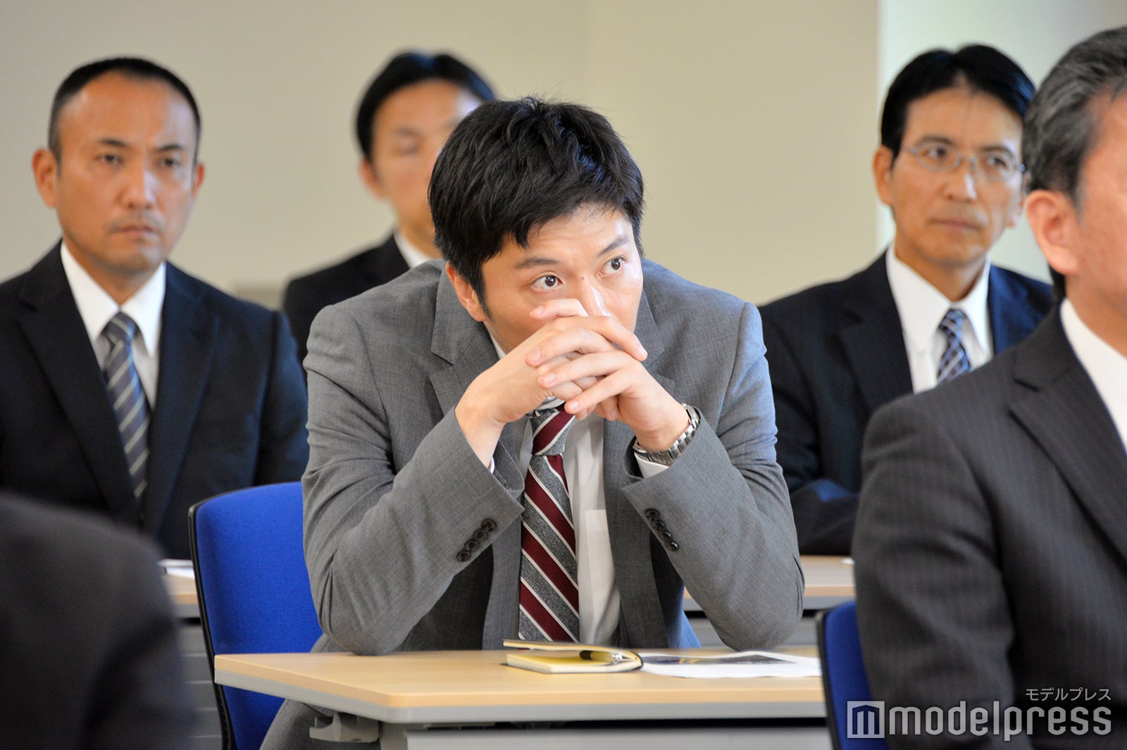 おちゃらけていたかと思えば不意に考え込む表情を見せる田中圭（C）モデルプレス