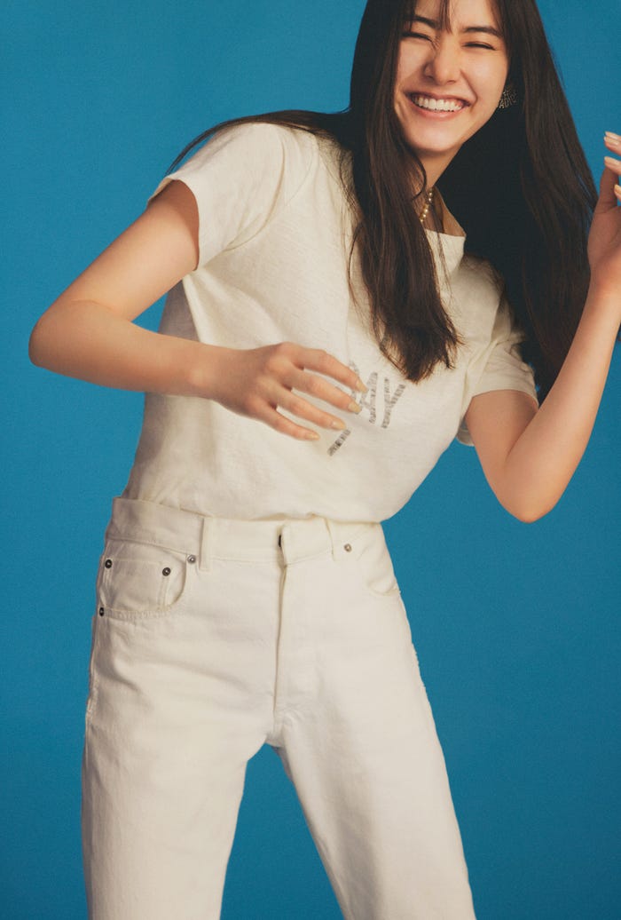 「新木優子 オフィシャルカレンダー2022.4-2023.3」特典カット:MAILIVIS(C)SDP