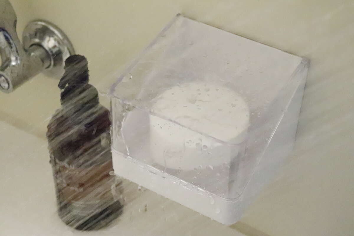 シャワーの水がフタ付ケース（マグネット）にかかっている様子