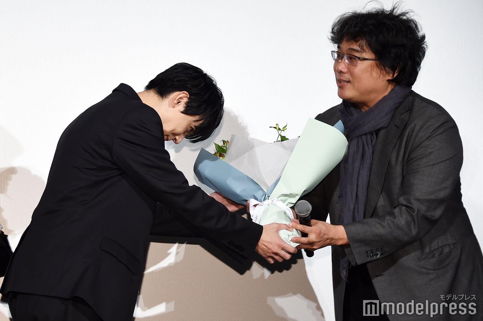 ポン・ジュノ監督（右）に花束を贈呈する吉沢亮 （C）モデルプレス