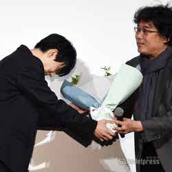 ポン・ジュノ監督に花束を贈る吉沢亮（C）モデルプレス