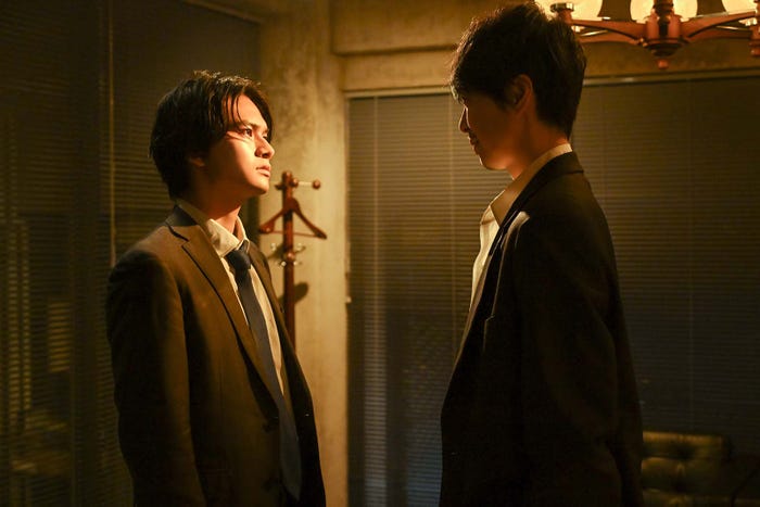 北村匠海、長谷川博己「アンチヒーロー」第2話より(C)TBS