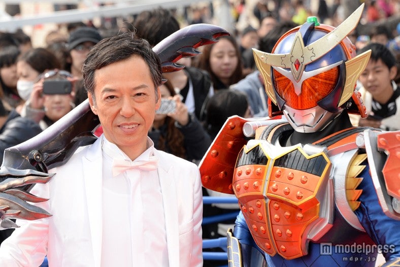 板尾創路（左）