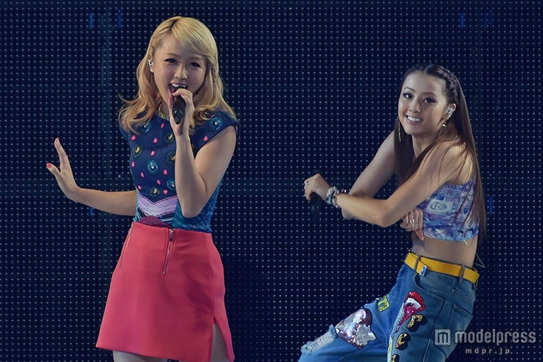 E-girls／左から：Ami、Shizuka