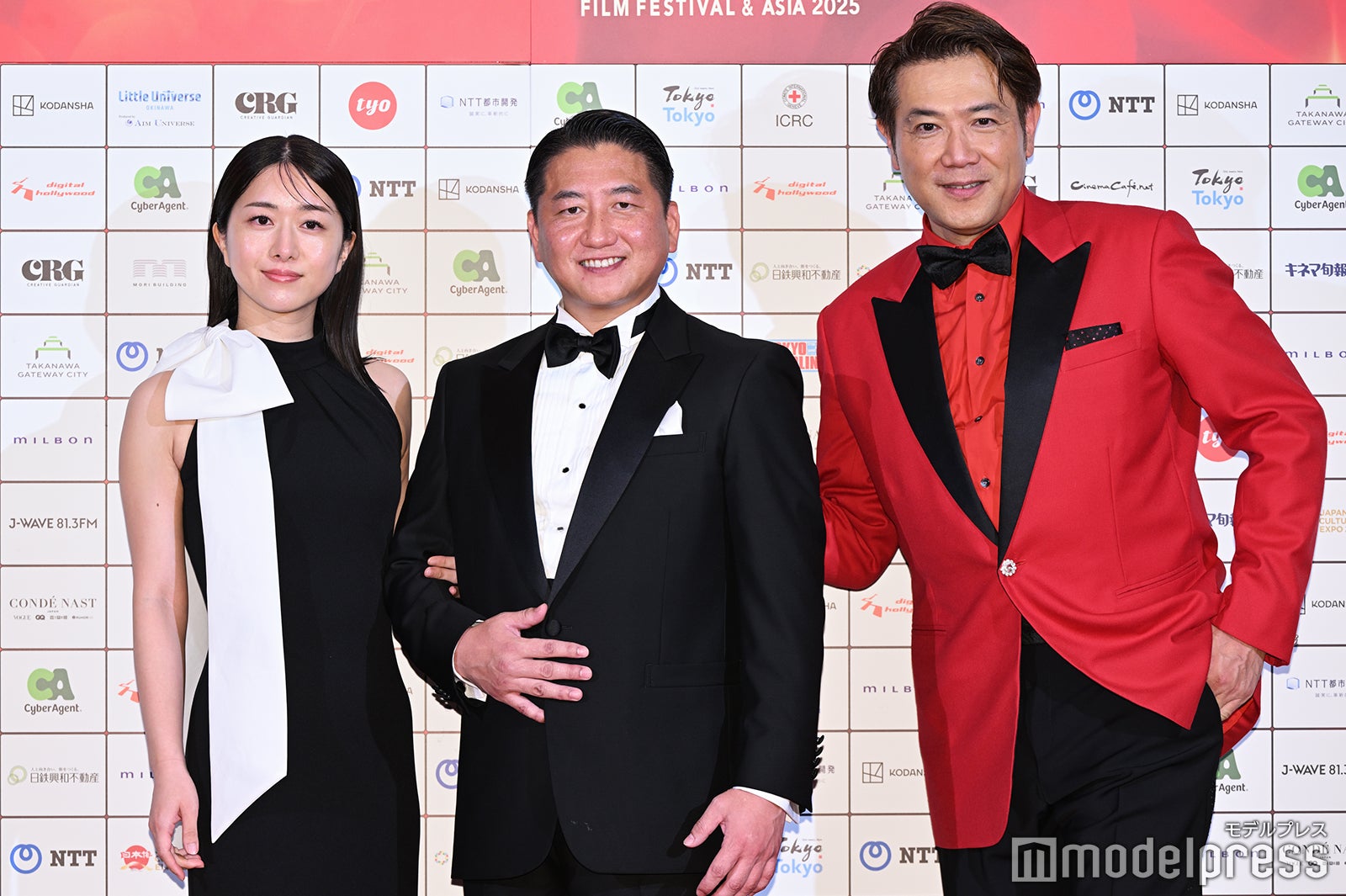 藍川眞樹（中央）、別所哲也（右）（C）モデルプレス