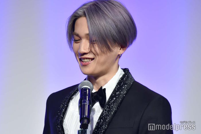 照れ笑いを浮かべる八木勇征 (C)モデルプレス