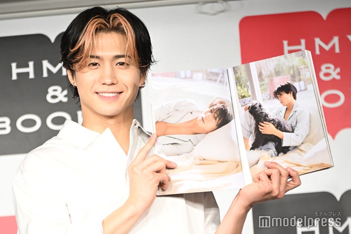 お気に入りカットを見せる瀬口黎弥(C)モデルプレス