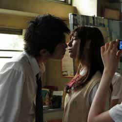 山本裕典&西内まりや/ドラマ「山田くんと7人の魔女」第2話より