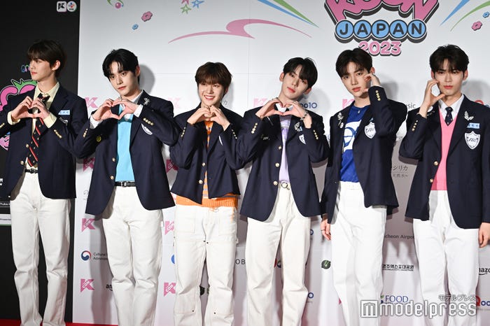 ハートを作るキム・ギュビン、キム・ジウン、ソク・マシュー、ハン・ユジン、ルダハートポーズのジャン・ハオ、ソン・ハンビン(C)モデルプレス