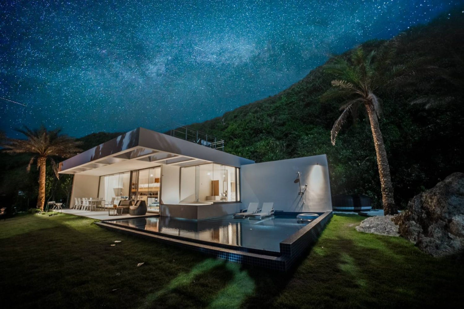 沖縄・宮古島に貸切ヴィラ「ザ・パナリ」ビーチまで10秒!サウナやプールも完備