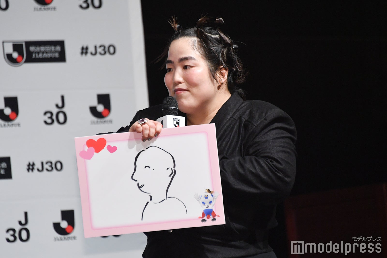 アンドレス・イニエスタ選手の似顔絵を披露するゆりやんレトリィバァ （C）モデルプレス