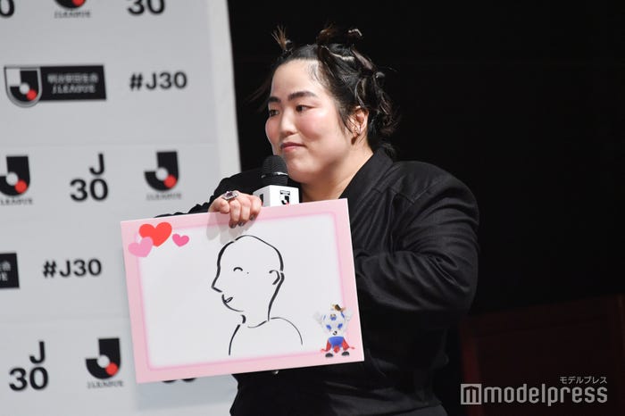 アンドレス・イニエスタ選手の似顔絵を披露するゆりやんレトリィバァ (C)モデルプレス