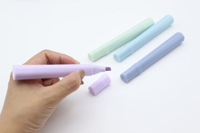 ダイソー マーカーペン(CHM、丸型、パープル&グレー、2本)/マーカーペン(CHM、丸型、グリーン、2本)形状 ダイソーのマーカーペン(CHM、丸型、パープル&グレー、2本)/マーカーペン(CHM、丸型、グリーン、2本)形状