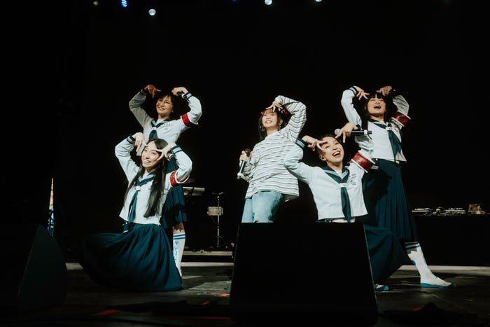 YOASOBI×新しい学校のリーダーズ(C)88rising