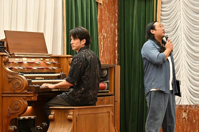 岡田准一、秋山竜次(C)TBS